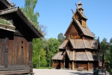 glise en bois debout de Gol